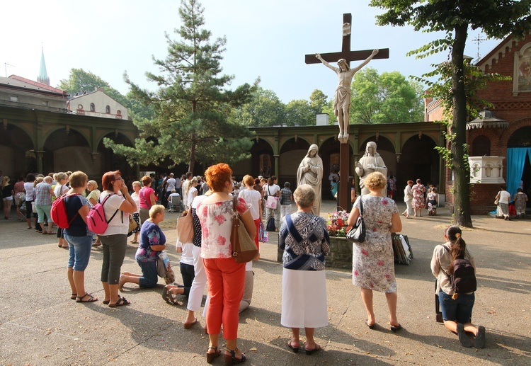 Kobiety i dziewczęta u Matki Bożej Piekarskiej, cz. 1