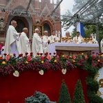 Kobiety i dziewczęta u Matki Bożej Piekarskiej, cz. 1