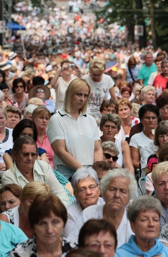 Kobiety i dziewczęta u Matki Bożej Piekarskiej, cz. 1