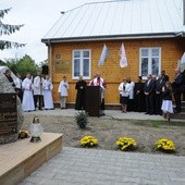 Przed starą plebanią w Pelagowie stoi obelisk upamiętniający ks. Kotlarza