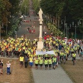   Pielgrzymi wjeżdżają na Jasną Górę