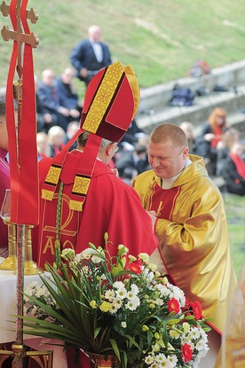  Misjonarz krzyż misyjny otrzymał z rąk nuncjusza apostolskiego