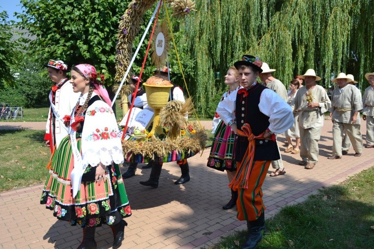 Wieniec dożynkowy nieśli m.in. Danuta Kaźmierczak i Wiktor Dzik - Księżanka Roku 2014 i Księżak Roku 2015