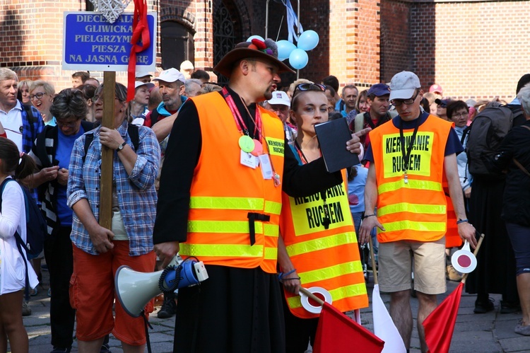 Pierwsze metry Gliwickiej Pieszej Pielgrzymki na Jasną Górę