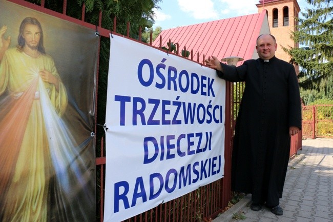 Ośrodek powstał przy parafii Miłosierdzia Bożego, gdzie proboszczem jest ks. Mirosław Kszczot, diecezjalny duszpasterz trzeźwości