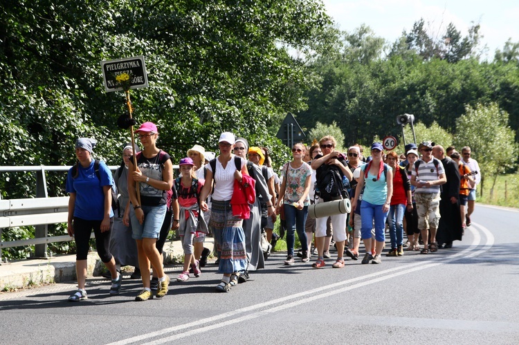 Grupy pielgrzymki na drodze przed Koszęcinem