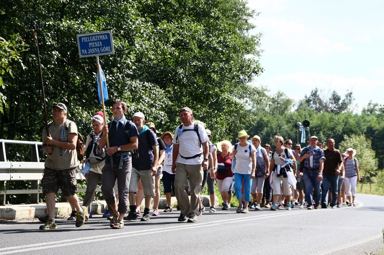 Grupy pielgrzymki na drodze przed Koszęcinem