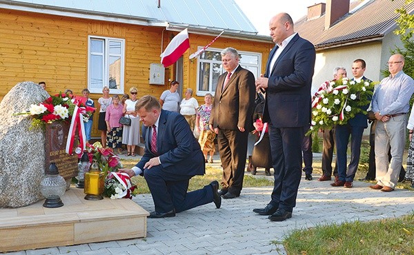  Przed starą plebanią, gdzie mieszkał, przy kamieniu upamiętniającym bohaterskiego kapłana uczestnicy uroczystości złożyli kwiaty i zapalili znicze