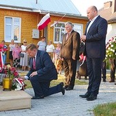  Przed starą plebanią, gdzie mieszkał, przy kamieniu upamiętniającym bohaterskiego kapłana uczestnicy uroczystości złożyli kwiaty i zapalili znicze