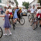  Na pl. Corazziego uczestników powitały dziewczęta w strojach stylizowanych na lata 30. XX w.