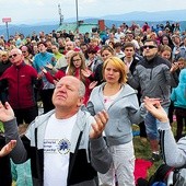 Wspólnotowe uwielbienie Pana Boga na górskich szczytach łączyło co tydzień około 1000 osób