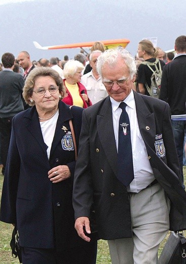  Barbara i Roman Bieliccy na bielskim Pikniku Lotniczym w swoich mundurach pasjonatów latania