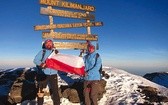 Tata i syn na szczycie Kilimandżaro, najwyższej góry Afryki 