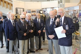 Seniorzy lotnictwa wraz z prezesem Romanem Bielickim (pierwszy z prawej) podczas wersnisażu wystawy pamiątek lotniczych w Bielsku-Białej