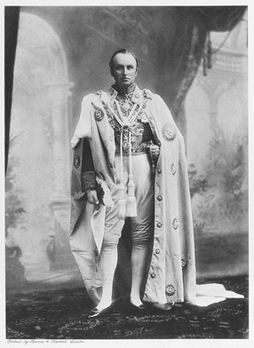 Brytyjski minister spraw zagranicznych w 1920 r. lord George Curzon (w przeszłości był wicekrólem Indii). Od jego nazwiska wzięła się nazwa linii granicznej mającej stanowić wschodnią granicę Polski