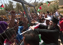 Niedziela, 23 sierpnia, palestyńscy mieszkańcy Beit Jala, głównie chrześcijanie, protestują przeciwko grabieży ich ziemi przez wojsko izraelskie