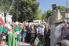 Powyżej: To była wielka patriotyczna manifestacja. Przy monumencie wartę pełnili strzelcy oraz przedstawiciele grup rekonstrukcyjnych