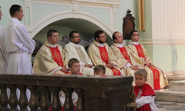 Księża katechizujący na terenie parafii św. Marii Magdaleny koncelebrowali Mszę św. z księdzem biskupem