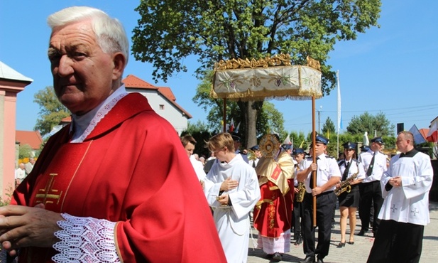 Dziękczynną Mszę Świętą zakończyła procesja eucharystyczna