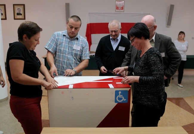 Referendum bez zakłóceń. Wyniki popołudniu