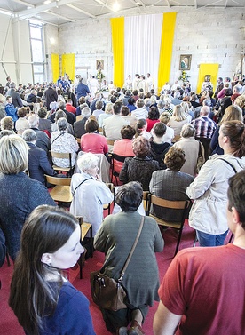 W kwietniu kard. Kazimierz Nycz wprowadził do tymczasowej kaplicy na Bemowie relikwie św. Jana Pawła II