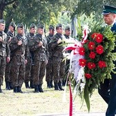 Składanie wieńców  pod pomnikiem celników pomordowanych w Malborku  