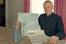 Ksiądz Andrzej Tuszyński pokazuje zabytkowe eksponaty, które znaleziono podczas prac remontowych w byłym klasztorze Sióstr Miłosierdzia  św. Wincentego à Paulo przy ul. Kelles-Krauza