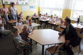  Marek Michalak na spotkaniu z uczniami podstawówki