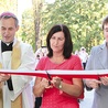  Bp Stanisław Salaterski, Urszula Blicharz i s. Jolanta Olczyk otwarli podwoje nowej szkoły
