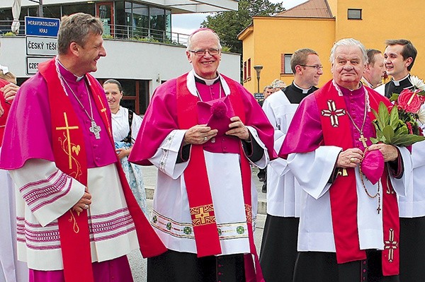 Powyżej: Od lewej: biskupi Roman Pindel, František Lobkowicz i Tadeusz Rakoczy na granicznym „Moście Przyjaźni” podczas uroczystości ku czci św. Melchiora Grodzieckiego