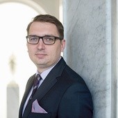 dr Marian Szołucha  ekonomista, wykładowca w Akademii Finansów i Biznesu Vistula, szef zespołu ekspertów Fundacji Centrum im. Władysława Grabskiego, członek Rady Forum dla Wolności i Rozwoju „Law4Growth”