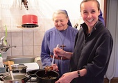  – We wspólnotach staramy się żyć jak w rodzinie. Terenia (w głębi)  gotuje nam pyszne obiady – opowiada s. Krystyna Klara