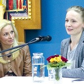  Brygida Grysiak i prowadząca spotkanie Magdalena Dzigman (z lewej) 