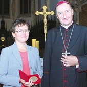  Biskup tarnowski Andrzej Jeż z odznaczoną medalem „Dei regno servire” misjonarką Elżbietą Wryk