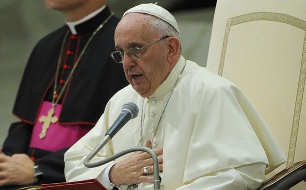 Papież nosi krzyż księdza ściętego w Iraku