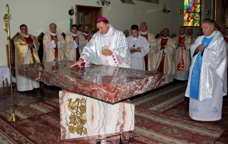 Jednym z elementów obrzędu konsekracji kościoła jest namaszczenie olejem ołtarza
