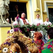 Bp Jan Kopiec poświęcił korony żniwne,  z którymi przyjechały delegacje różnych parafii