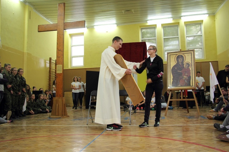 Symbole ŚDM w łęczyckich szkołach