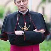 Abp Zbigniew Stankiewicz Pochodzi z rodziny o polskich korzeniach. Zanim został księdzem, pracował jako inżynier w stoczni, a potem w banku. Święcenia kapłańskie przyjął w 1996 r. Jest doktorem teologii fundamentalnej. Od 2010 r. jest arcybiskupem Rygi. 