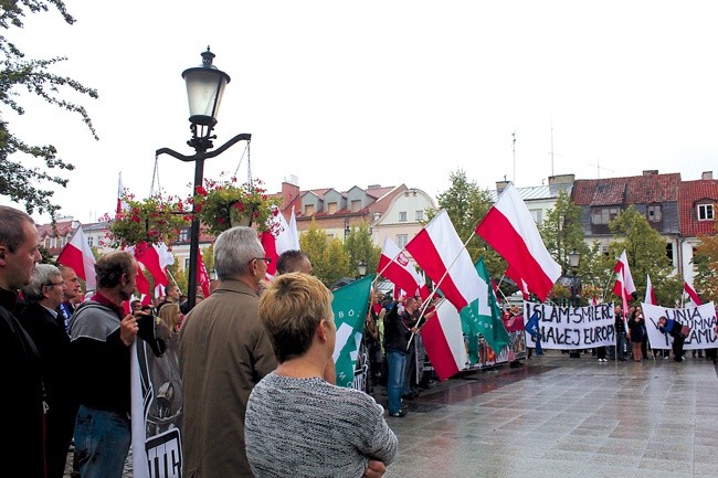Protestujący przeszli z flagami i transparentami na Stary Rynek