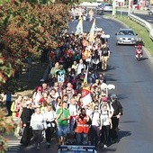  Na czele, niczym na wejściu na wały Jasnej Góry, członkowie grupy franciszkańskiej