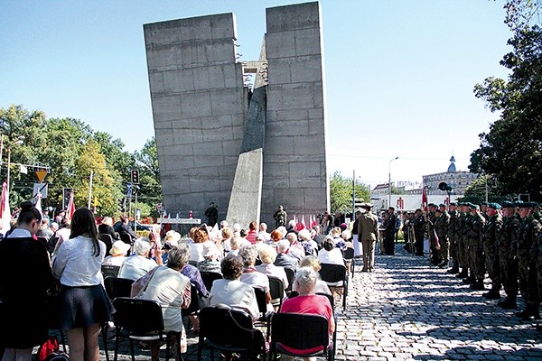  W uroczystościach  pod pomnikiem Zesłańcom  Sybiru wzięło udział  ok. 300 osób 