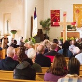 Ścieżki dwunastu  bohaterów filmu  przecinają się w kaplicy  pastora Matthew 