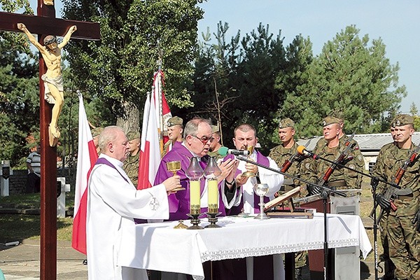  Msza św. polowa na cmentarzu wojennym w Sochaczewie