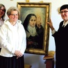 Od lewej siostry: Joanna, Teresa i Anna z obrazem patronki św. Teresy od Dzieciątka Jezus. Obraz został namalowany w 1973 roku przez Zofię Grabską, córkę prezydenta Stanisława Wojciechowskiego 