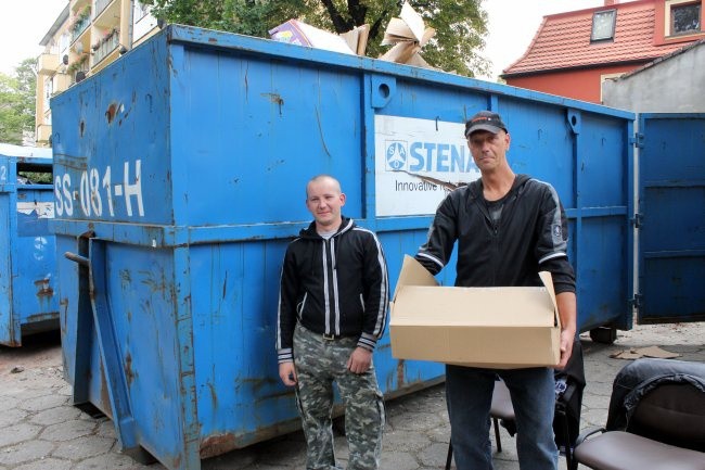 Nie marnuj papieru, pomóż potrzebującym 