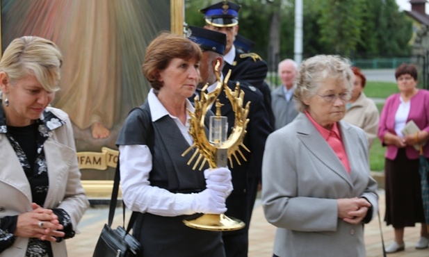 Wraz z obrazem wniesione zostały relikwie św. Faustyny