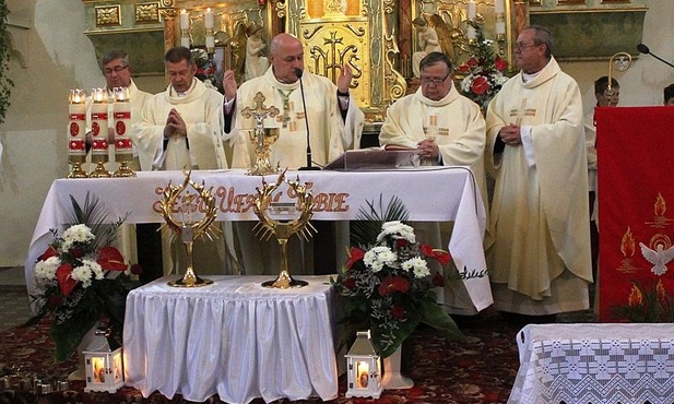 Księża z dekanatu goleszowskiego razem z bp. Piotrem Gregerem celebrowali Mszę św. na powitanie znaków Miłosierdzia