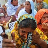 23 września 2013 r. w Peszawarze (Pakistan) terroryści dokonali samobójczego zamachu w kościele Wszystkich Świętych. Zginęło wówczas 127 chrześcijan,  a 250 zostało rannych.  Na zdjęciu: rodziny ofiar  opłakują swoich bliskich