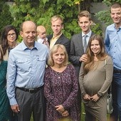 W pierwszym rzędzie od lewej stoją: Barbara, Konstanty  i Joanna, Adrianna; w drugim rzędzie od lewej: Aleksandra,  Jan z Różą, Karol, Michał Radziwiłłowie